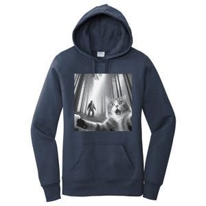 Funny Surprised Scared Cat Selfie With Sasquatsch Bigfoot Women's Pullover Hoodie