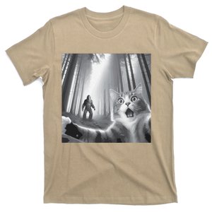 Funny Surprised Scared Cat Selfie With Sasquatsch Bigfoot T-Shirt