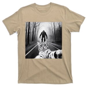 Funny Surprised Scared Cat Selfie With Sasquatsch Bigfoot T-Shirt