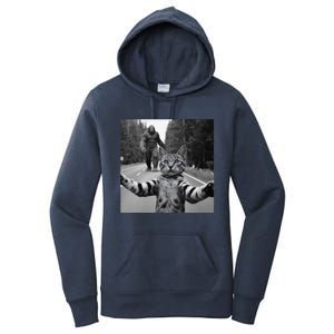 Funny Surprised Scared Cat Selfie With Sasquatsch Bigfoot Women's Pullover Hoodie