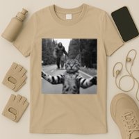Funny Surprised Scared Cat Selfie With Sasquatsch Bigfoot T-Shirt