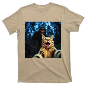 Funny Surprised Scared Cat Selfie With Sasquatsch Bigfoot T-Shirt