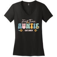 First Time Auntie Est 2024 New Aunt Pregnancy Announcement Women's V-Neck T-Shirt