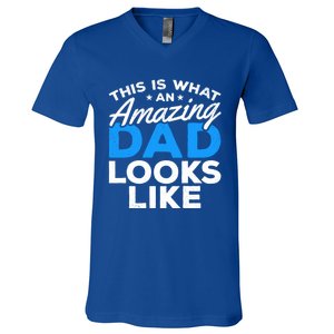 Funny This Is What An Amazing Dad Father's Day Amazing Dad Gift V-Neck T-Shirt