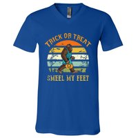 Funny Trick Or Treat Smell My Feet Bigfoot Halloween Vintage V-Neck T-Shirt