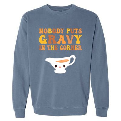 Funny Thanksgiving Puns Nobody puts gravy in the corner Garment-Dyed Sweatshirt