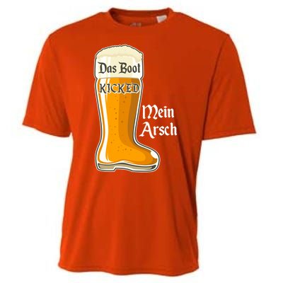 Funny Oktoberfest Das Boot Kicked Mein Arsch Cooling Performance Crew T-Shirt