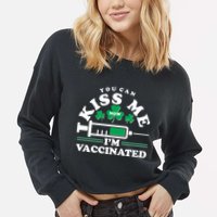 Funny St Patrick's Day You Can Kiss Me Now I'm Vaccinated Cropped Pullover Crew