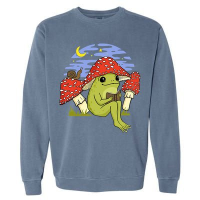 Frog With Mushroom Hat Cottagecore Goblincore Book Lover Garment-Dyed Sweatshirt