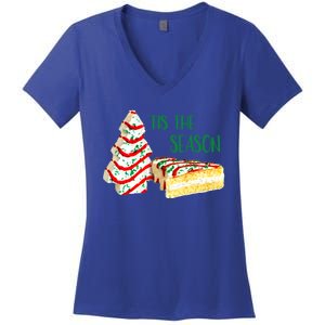 Family Xmas Outfit Cake Lovers Christmas Tree Snack Cake Tee Gift Women's V-Neck T-Shirt