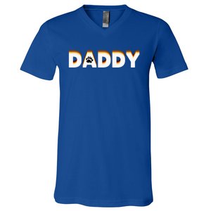 Gay Bear Daddy Design With Bear Pride Flag Gay Daddy Gift V-Neck T-Shirt