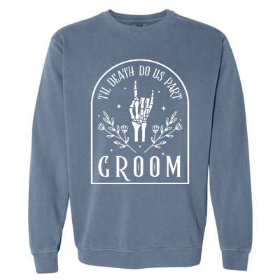 Groom Bride Skeleton Gothic Halloween Engagement Wedding Garment-Dyed Sweatshirt