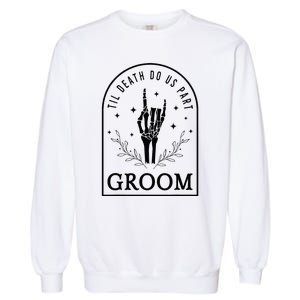 Groom Bride Skeleton Gothic Halloween Engagement Wedding Garment-Dyed Sweatshirt