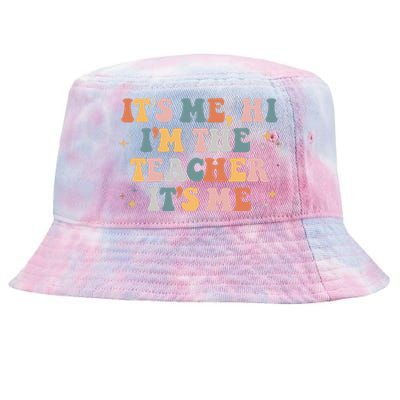 Groovy Its Me Hi Im The Teacher It’s Me Funny Teacher Quote Tie-Dyed Bucket Hat