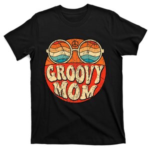 Groovy Mom 70s Aesthetic Nostalgia 1970's Retro Mom T-Shirt