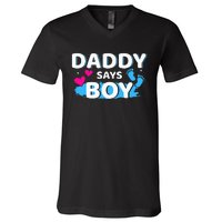 Gender reveal daddy says matching family baby party V-Neck T-Shirt