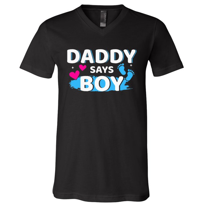 Gender reveal daddy says matching family baby party V-Neck T-Shirt