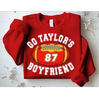 Go TaylorS Boyfriend I Just Here For Travis Sweatshirt