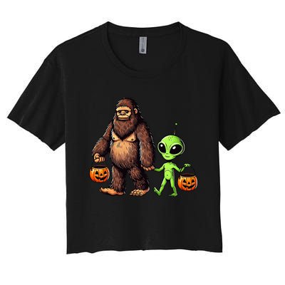 Halloween Bigfoot Alien Bigfoot Lover Halloween Women's Crop Top Tee