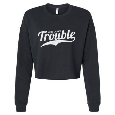 Here Comes Trouble Funny Trouble Maker Cropped Pullover Crew