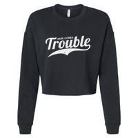 Here Comes Trouble Funny Trouble Maker Cropped Pullover Crew