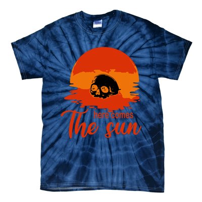 Here Comes The Sun Spooky Skull Vintage Halloween Tie-Dye T-Shirt