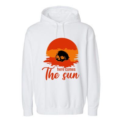 Here Comes The Sun Spooky Skull Vintage Halloween Garment-Dyed Fleece Hoodie