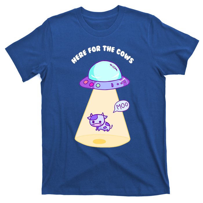 Here For The Cows Moo Alien Space Ship Stars Galaxy Funny Funny Gift T-Shirt