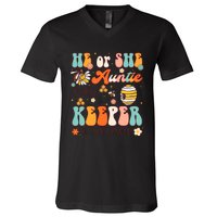 He Or She Auntie To Bee Keeper Of The Gender Reveal Groovy V-Neck T-Shirt