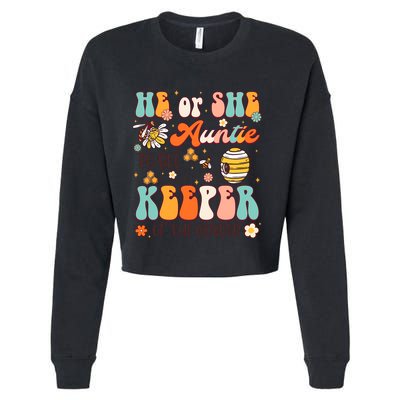 He Or She Auntie To Bee Keeper Of The Gender Reveal Groovy Cropped Pullover Crew
