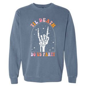 Halloween Til Death Do Us Party Retro Bachelorette Matching Garment-Dyed Sweatshirt