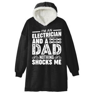 IM An Electrician And A Dad Nothing Shocks Me Funny Gift For Fathers Hooded Wearable Blanket