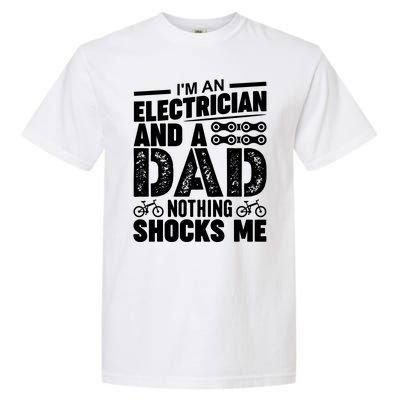 IM An Electrician And A Dad Nothing Shocks Me Funny Gift For Fathers Garment-Dyed Heavyweight T-Shirt