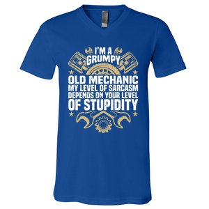 IM A Grumpy Old Mechanic Engine Quote Motor Car Garage Gift V-Neck T-Shirt