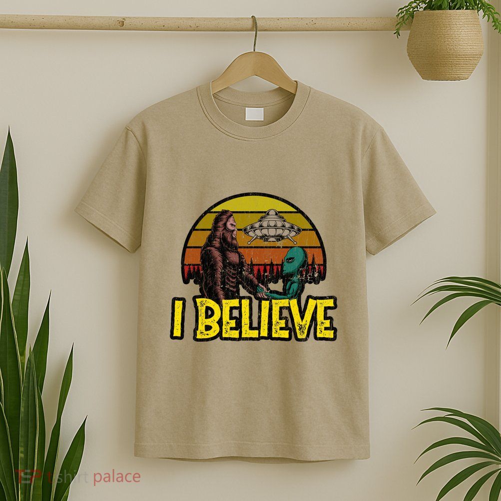 I Believe Funny Alien And Bigfoot Design Distressed T-Shirt