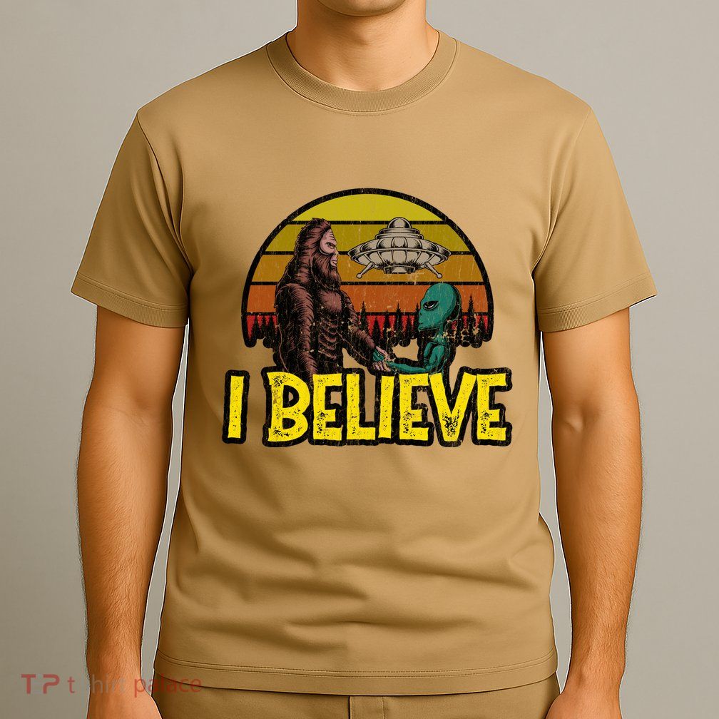 I Believe Funny Alien And Bigfoot Design Distressed T-Shirt
