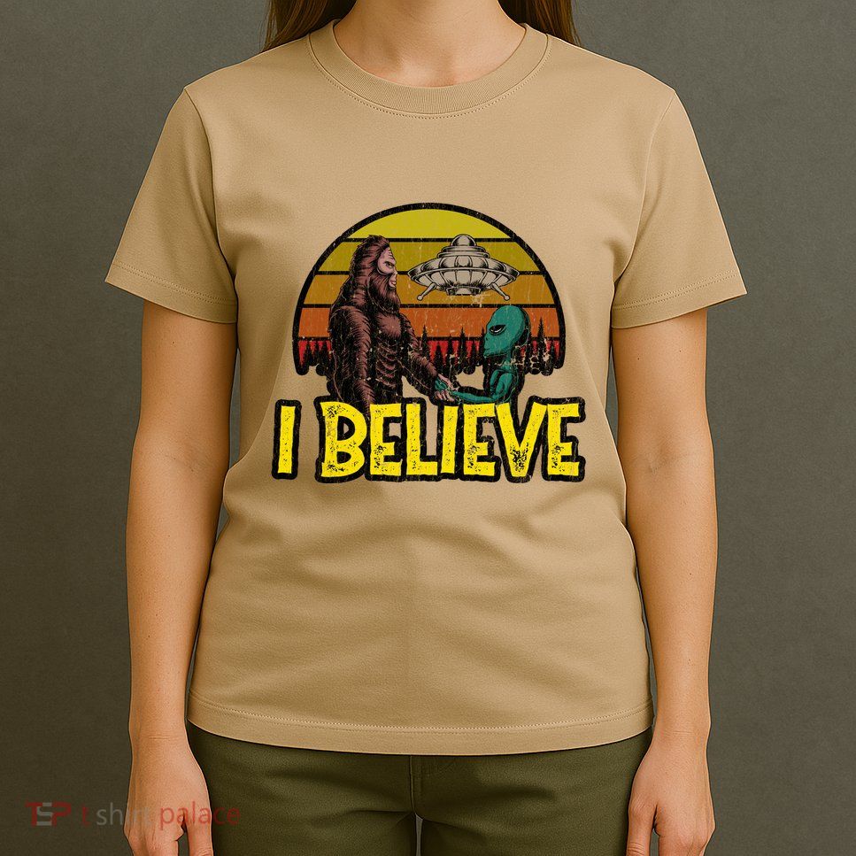 I Believe Funny Alien And Bigfoot Design Distressed T-Shirt