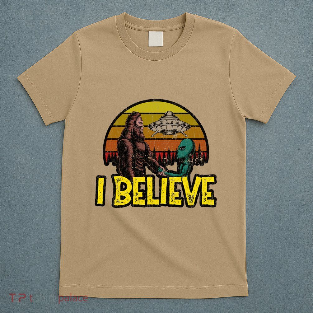 I Believe Funny Alien And Bigfoot Design Distressed T-Shirt