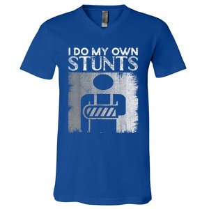 I Do My Own Stunts Broken Arm Funny Injury Funny Gift V-Neck T-Shirt