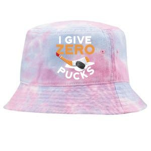 Ich Gebe Zero Pucks Hockey Gift Funny Sports Word Game Great Gift Tie-Dyed Bucket Hat