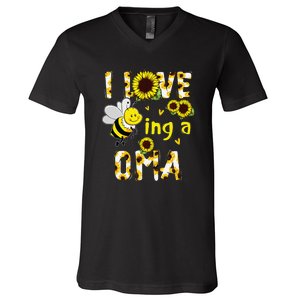 I Love Being A Oma Sunflower Bee Funny Mother's Day V-Neck T-Shirt