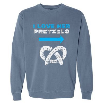 I Love Her Pretzels Matching Couple Oktoberfest Boyfriend Garment-Dyed Sweatshirt