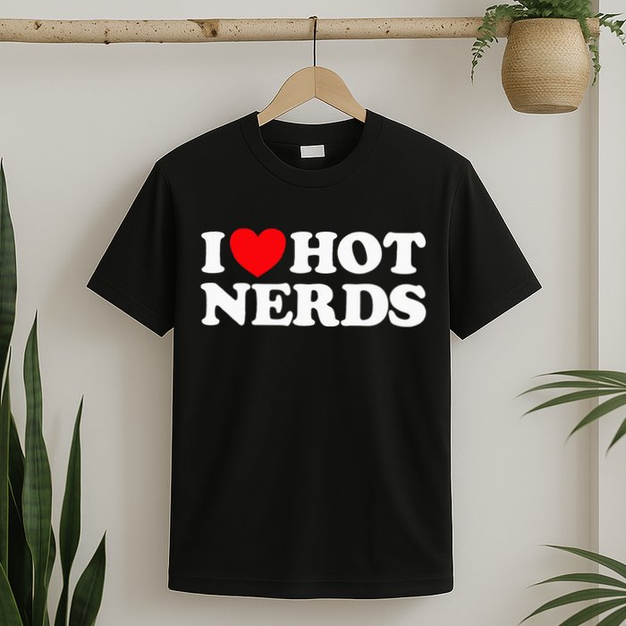 I Love Hot Nerds Funny Geek Science Gamer Smart Thinker Fan T-Shirt