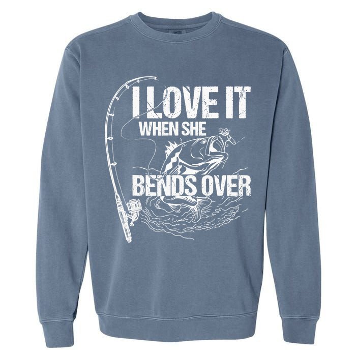 I Love It When She Bends Over Funny Fishing Lover Garment-Dyed Sweatshirt