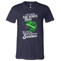 I Like It When She Bends Over Fishing Gifts for V-Neck T-Shirt