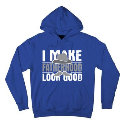 I Make Fatherhood Look Good Gift Funny Father's Day Quote Gift Tall Hoodie