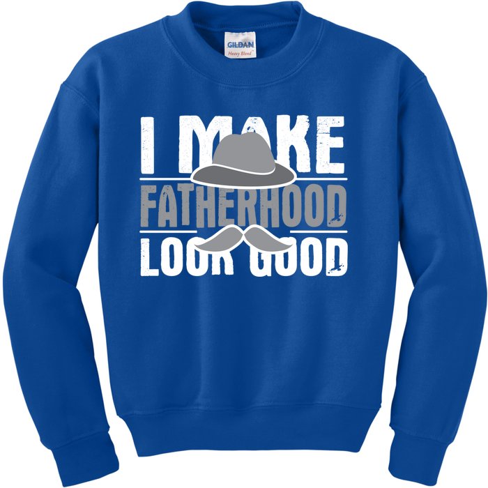 I Make Fatherhood Look Good Gift Funny Father's Day Quote Gift Kids Sweatshirt