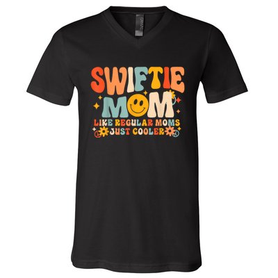 Its Me Hi Im The Cool Mom Its Me Retro Groovy Mothers Day V-Neck T-Shirt