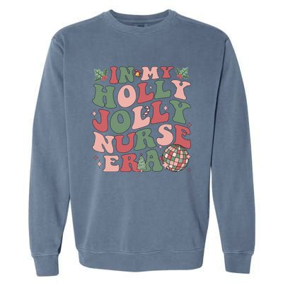 In My Holly Xmas Jolly Nurse Era Retro Christmas Jolly Nurse Gift Garment-Dyed Sweatshirt