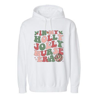 In My Holly Xmas Jolly Nurse Era Retro Christmas Jolly Nurse Gift Garment-Dyed Fleece Hoodie